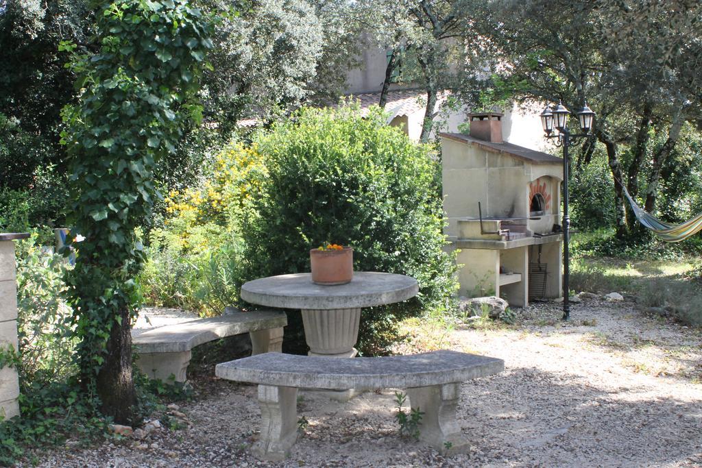 A L'Est D'Uzes Villa Saint-Siffret Екстериор снимка